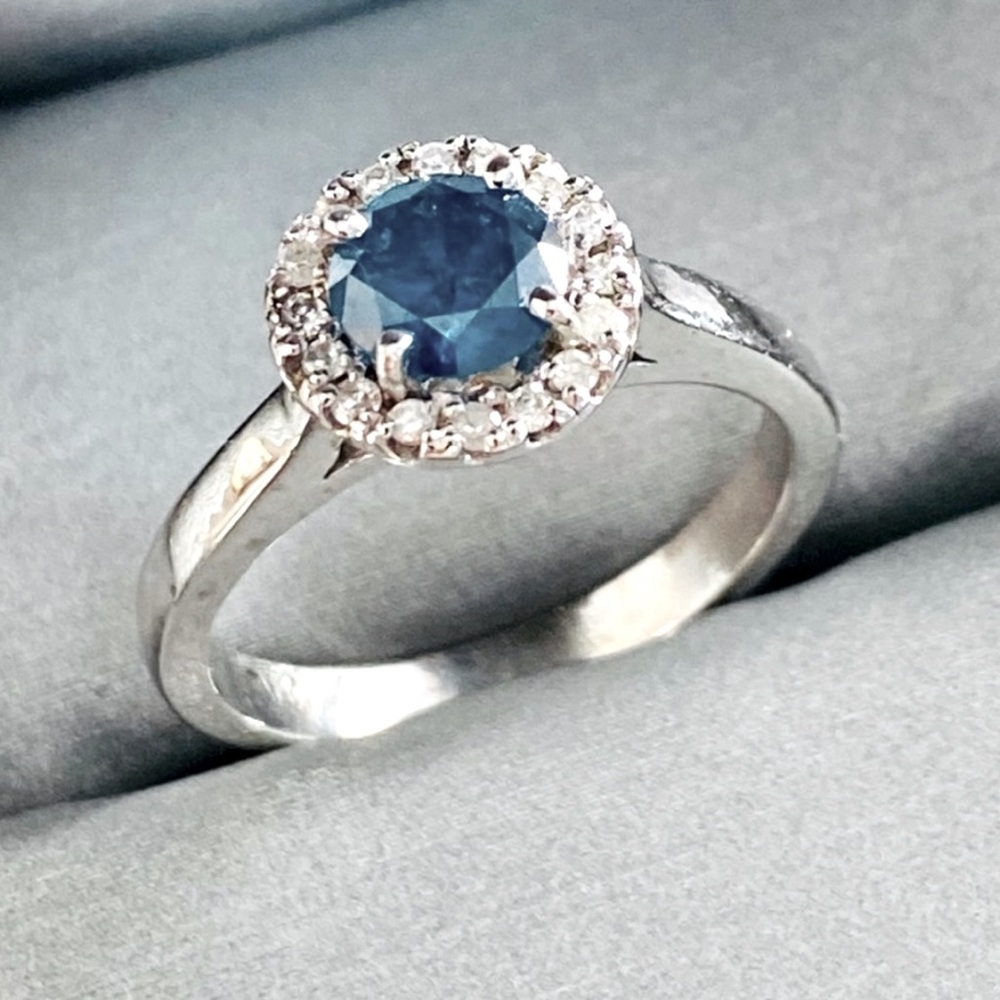 Blue Diamond 1.06 carat Ring - 14kt white gold